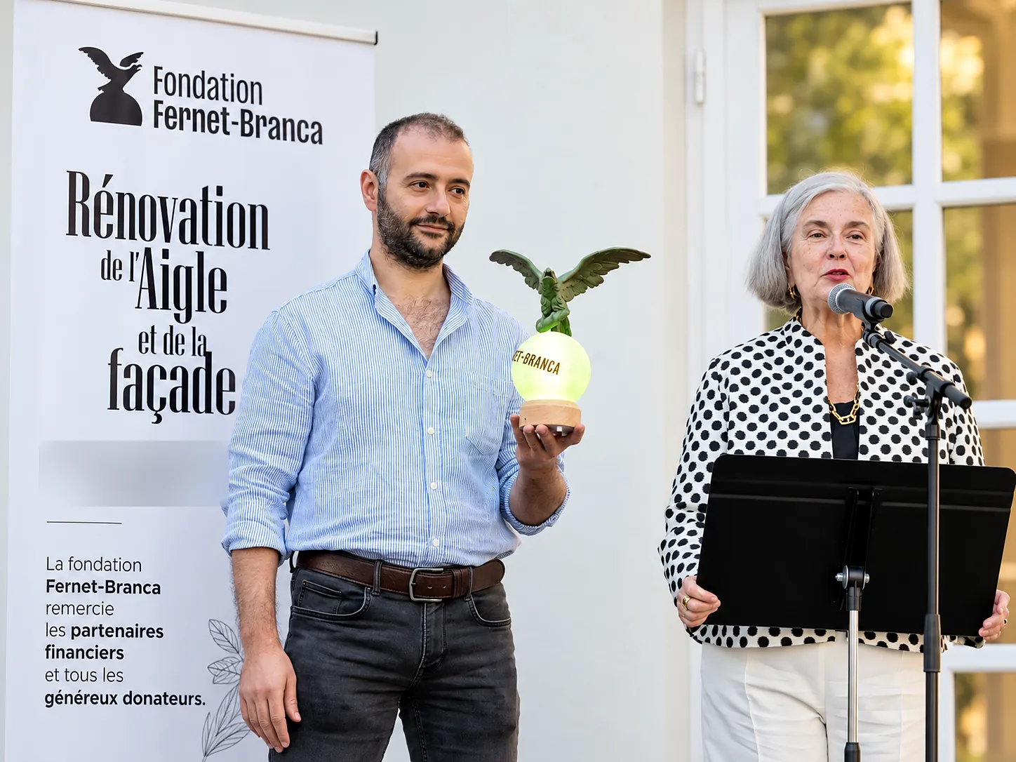 La statuette présentée lors de la cérémonie de la Fondation Fernet-Branca pour la rénovation de l'Aigle et de la façade, en présence de Martine Zimmermann, présidente de la Fondation