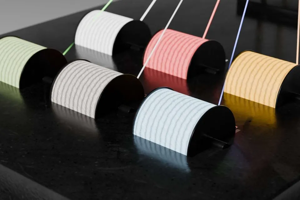 Les bobines : écrans OLED courbés reliés par des fils de lumière