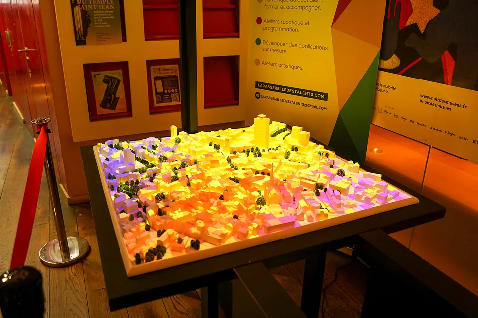 La maquette éclairée en jaune et orange