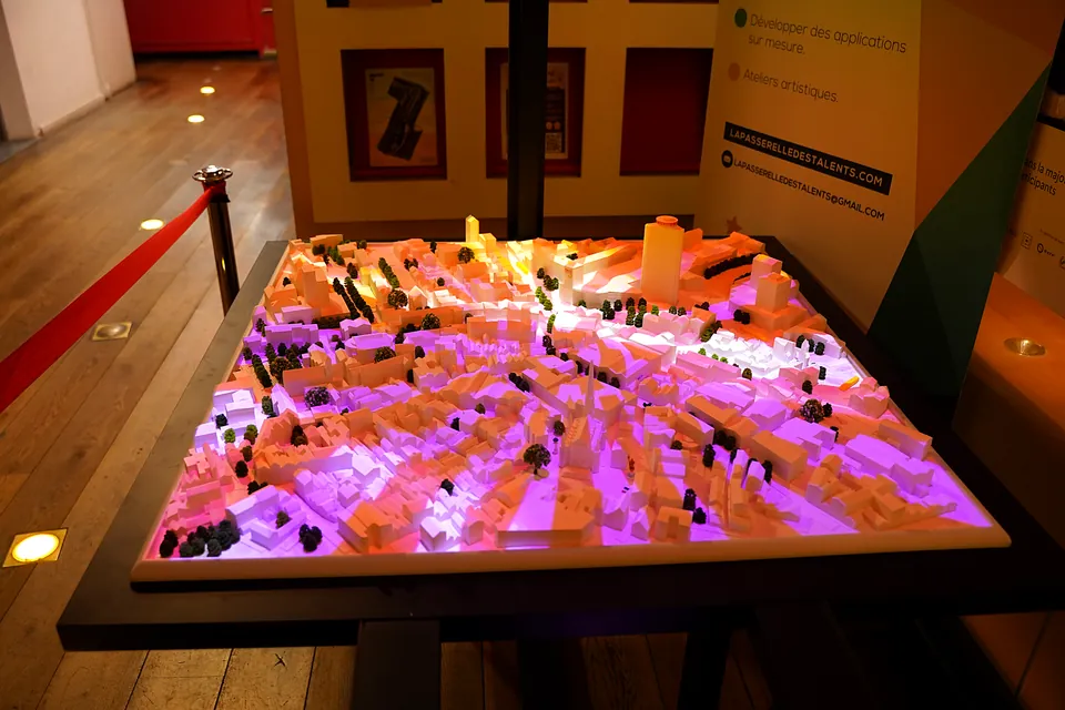 Des rayons de lumière rose et orange sur la maquette